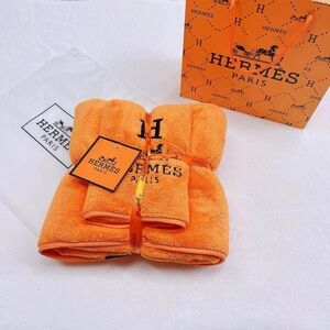 Hermès Vibrant Orange Towel Set